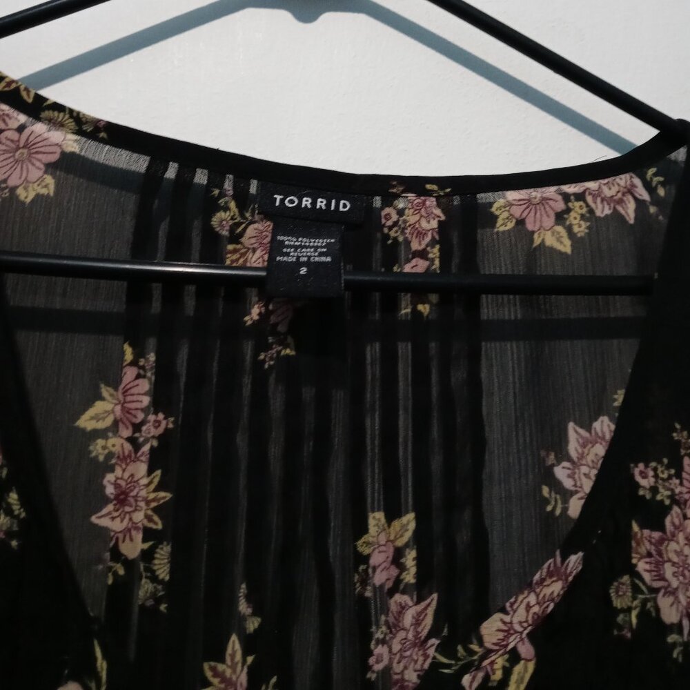 Torrid Womans Sheer Black Floral 3/4 Sleeve Pleats Top SIze 2 - Picture 6 of 9